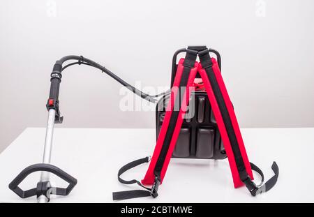 Pranburi, Thailand - 13. August 2021 : „illustrative Editorial“ Bild der Gurte des Honda umr435t Rasentrimmer, die in Thailand hergestellt wurde, in wh Stockfoto