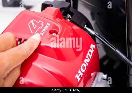 Pranburi, Thailand - 13. August 2021 : "illustrative Editorial" Bild eines Fingers zeigt auf 4stroke Zeichen auf seinem Cover von Honda umr435t Gras trimme Stockfoto