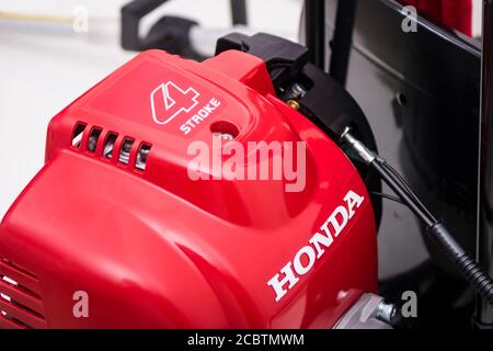 Pranburi, Thailand - 13. August 2021 : „illustrative Editorial“ Bild der Tankabdeckung und der Drossel von Honda umr435t, die in Thailand hergestellt wurde, Stockfoto