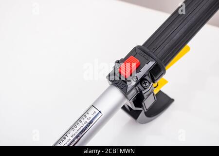 Pranburi, Thailand - 13. August 2021 : „illustrative Editorial“ Bild des Start-Stopp-Knopfes des Honda umr435t Rasentrimmers, der in Thailand hergestellt wurde Stockfoto