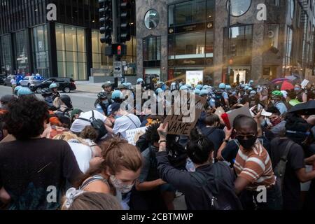 Chicago, IL, USA. August 2020. Chicago SWAT Vergasung Black Lives Matter Demonstranten. Bei einem Protest in der Innenstadt von Chicago. Quelle: Rick Majewski/ZUMA Wire/Alamy Live News Stockfoto