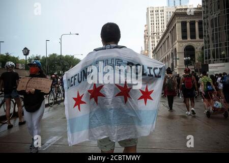 Chicago, IL, USA. August 2020. Ein Black Lives Matter protestiert mit einer Chicago-Flagge, die sagt. 'Die Polizei entfinanzieren' steht darauf. Quelle: Rick Majewski/ZUMA Wire/Alamy Live News Stockfoto