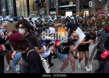 Chicago, IL, USA. August 2020. Chicago SWAT Vergasung Black Lives Matter Demonstranten. Bei einem Protest in der Innenstadt von Chicago. Quelle: Rick Majewski/ZUMA Wire/Alamy Live News Stockfoto