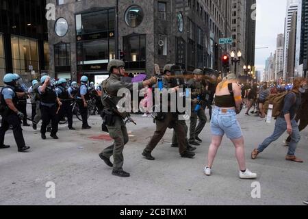 Chicago, IL, USA. August 2020. Chicago SWAT, Vergasung einer jungen Frau bei einem Black Lives Matter Proteste in der Innenstadt von Chicago. Quelle: Rick Majewski/ZUMA Wire/Alamy Live News Stockfoto