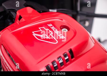Pranburi, Thailand - 13. August 2021 : „illustrative Editorial“ Bild der Tankabdeckung und der Drossel von Honda umr435t, die in Thailand hergestellt wurde, Stockfoto
