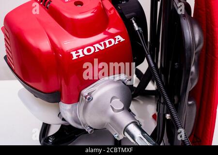 Pranburi, Thailand - 13. August 2021 : „illustrative Editorial“ Bild eines berühmten Rasentrimmers, Honda umr435t, die in Thailand hergestellt wurde, in weißen s Stockfoto