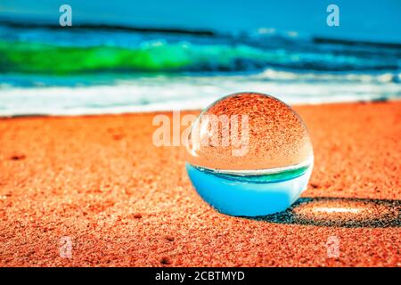 Lensball an einem Sandstrand Stockfoto