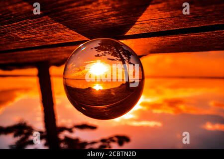 Lensball sitzt auf dem Tisch bei Sonnenuntergang Stockfoto