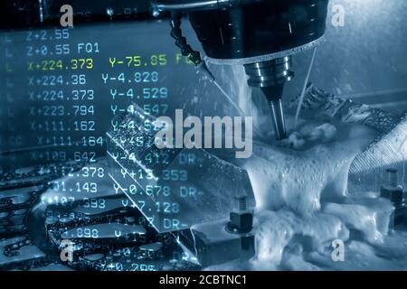 Die abstrakte Szene der 5-Achs CNC-Fräsmaschine und die G-Code-Daten Schneiden der Reifen-Formteil.der Hi-Technology-Fertigungsprozess. Stockfoto