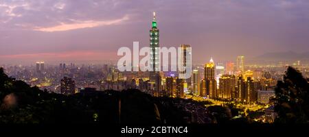 Panoramablick auf die Innenstadt von Taipei und Taipei 101 vom Elephant Mountain bei Sonnenaufgang Stockfoto