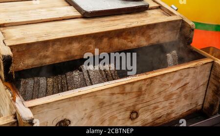 Ein traditionelles Street Food taiwans: Blutpudding in einer Holzkiste warm gehalten Stockfoto