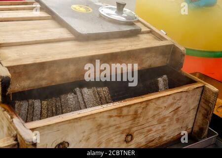 Ein traditionelles Street Food taiwans: Blutpudding in einer Holzkiste warm gehalten Stockfoto