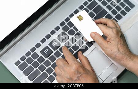 Ältere Person mit Kreditkarte für Online-Shopping Stockfoto