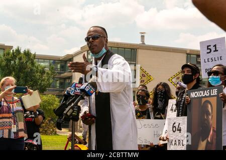 Chicago, Illinois, USA. August 2020. Rabbi Michael Ben Yosef adressiert Reporter vor einem geplanten Versuch, auf Chicagos Dan Ryan Expressway zu marschieren. Kredit: Dominic Gwinn/ZUMA Wire/Alamy Live Nachrichten Stockfoto