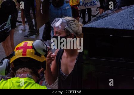 Chicago, Illinois, USA. August 2020. Ein Sanitäter behandelt einen verletzten Anti-Polizei-Demonstranten in Chicago nach einem Angriff des SWAT-Teams. Kredit: Dominic Gwinn/ZUMA Wire/Alamy Live Nachrichten Stockfoto