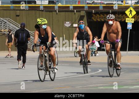 Los Angeles, USA. August 2020. Radler mit Gesichtsmasken fahren entlang des Santa Monica Beach, Los Angeles County, USA, 15. August 2020. Eine Hitzewelle traf US-Bundesstaat Kalifornien an diesem Wochenende. Quelle: Xinhua/Alamy Live News Stockfoto