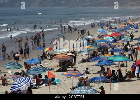 Los Angeles, USA. August 2020. Menschen sind auf dem Santa Monica Beach, Los Angeles County, die Vereinigten Staaten, 15. August 2020 gesehen. Eine Hitzewelle traf US-Bundesstaat Kalifornien an diesem Wochenende. Quelle: Xinhua/Alamy Live News Stockfoto