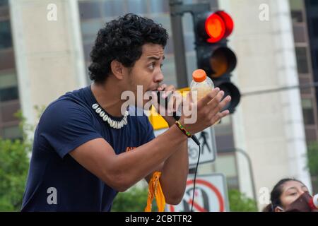 Chicago, Illinois, USA. August 2020. Die Chicagoer Dichterin, Aktivist und Rapper Jalen Kobayashi wenden sich an die Anti-Polizei-Demonstranten neben der Aktivistenkoalition Good Kids, Mad City. Kredit: Dominic Gwinn/ZUMA Wire/Alamy Live Nachrichten Stockfoto