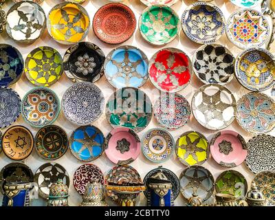 Marokkanische Teller hängen an der Wand Stockfoto