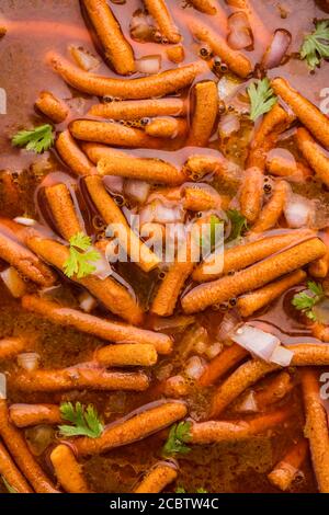 SEV Bhaji oder Shev Sabji oder Kathiyavadi Dhaba Style Gathiya nu shaak - würziges, süßes und würziges Tomatencurry mit knackigem Ganthia oder Gathia Stockfoto