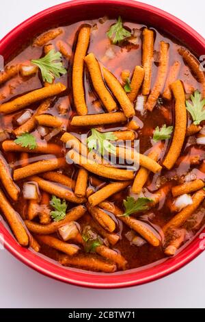 SEV Bhaji oder Shev Sabji oder Kathiyavadi Dhaba Style Gathiya nu shaak - würziges, süßes und würziges Tomatencurry mit knackigem Ganthia oder Gathia Stockfoto