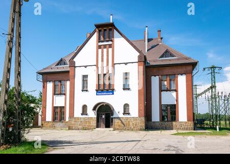 Fassade eines Bahnhofs in einem Dorf im Süden Ungarn Stockfoto