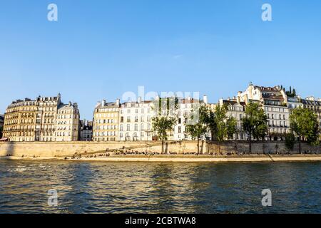 Quai d'Orleans am Ufer der seine - Paris, Frankreich Stockfoto