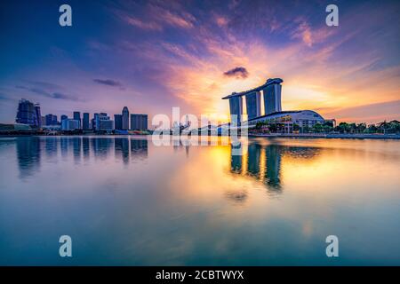 Panoramablick auf Marina Bay Sands, Flyer, Gardens by the Bay Supertrees und Singapore Skyline und Waterfront während der Golden Hours Stockfoto