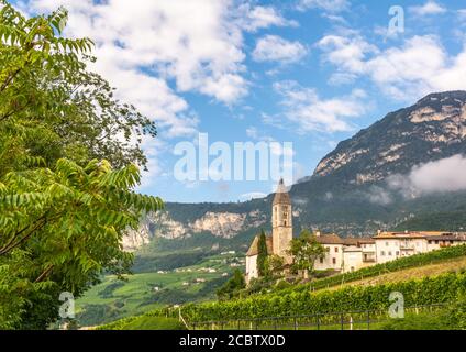 Die Kirche des idyllischen Dorfes Cortaccia in Südtirol, Trentino-Südtirol, Norditalien Stockfoto