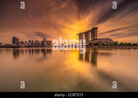 Panoramablick auf Marina Bay Sands, Flyer, Gardens by the Bay Supertrees und Singapore Skyline und Waterfront während der Golden Hours Stockfoto