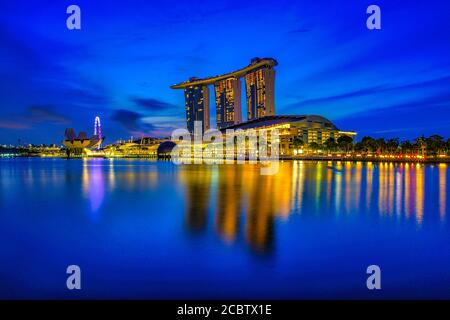 Panoramablick auf Marina Bay Sands, Flyer, Gardens by the Bay Supertrees und Singapore Skyline und Waterfront während der Golden Hours Stockfoto