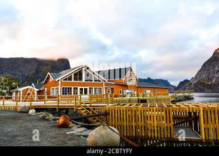 Gelbe Hütten in Sakrisoy Stockfoto