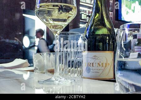 Trump Chardonnay in der Bar im Trump International Hotel in Washington. Das Old Post Office and Clock Tower in Washington DC wurde 2013 in das Trump International Hotel umgewandelt, nachdem DJT Holdings LLC eine 60-jährige Pachtvereinbarung für das Anwesen erhalten hatte. Der Besitz und die Nutzung des Hotels bleiben umstritten, da die Trump-Familie das Hotel immer noch führt, während Donald J. Trump im Amt ist. Kritiker deuten auf Pay-to-Play. Stockfoto