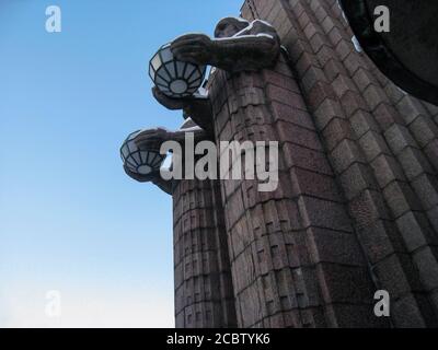 Helsinki. Finnland. Januar. 2010: Zwei Statuen von Steinriesen mit runden Glaslaternen am Bahnhof in der finnischen Hauptstadt Helsinki Stockfoto