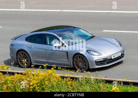 2017 Silber Porsche Panamera 4S D S-A; Fahrzeug Verkehr Moving Vehicles, Autos fahren Fahrzeug auf britischen Straßen, Motoren, Fahren auf der Autobahn M6 Autobahnnetz. Stockfoto