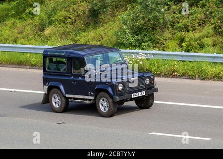 2003 Land Rover 90 Defender TD5; Fahrzeuge, die Fahrzeuge bewegen, Autos, die Fahrzeuge auf britischen Straßen fahren, Motoren, auf der Autobahn M6 fahren. Stockfoto