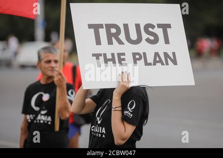 Bukarest, Rumänien - 10. August 2020: Während einer politischen Kundgebung zeigen die Menschen Qanon-Botschaften auf Kartons. Stockfoto