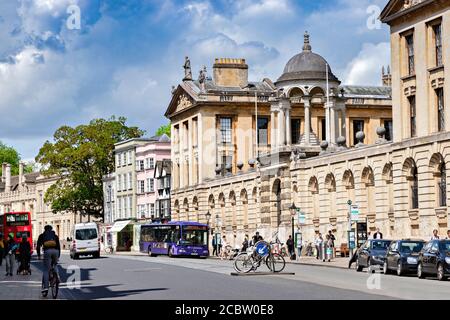6. Juni 2019: Oxford, Großbritannien. Die High Street, mit Queen's College auf der rechten Seite. Leute, die entlang gehen, Busse, Verkehr. Stockfoto
