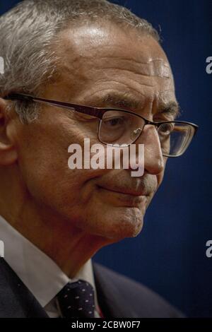 Hillary Clintons Wahlkampfmanager John Podesta im Drehraum nach der Präsidentendebatte in St. Louis zwischen Donald J. Trump und Hillary Clinton. Stockfoto