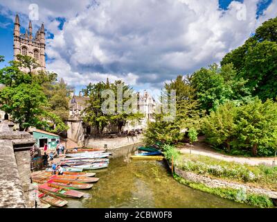 6. Juni 2019: Oxford, Großbritannien - Punts aufgereiht bereit für Touristen auf dem Fluss Cherwell, an einem schönen sonnigen Sommertag, Touristen bereit, an Bord zu bekommen, Stockfoto