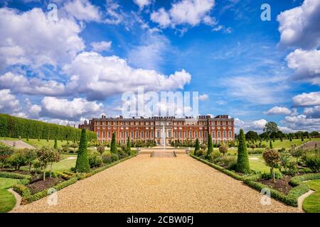 Vom 9. Juni 2019: Richmond upon Thames, London, UK - Der Süden vorne und Kronprinzengarten von Hampton Court Palace, der ehemaligen königlichen Residenz in West London. Stockfoto