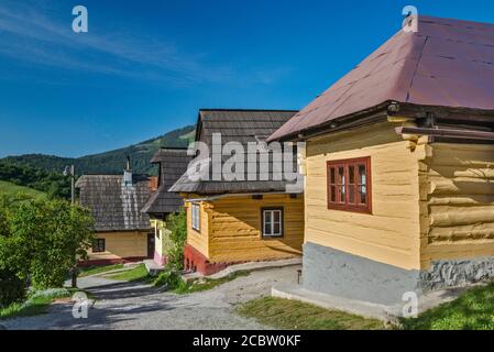 Historische Blockhäuser im Dorf Vlkolinec, UNESCO-Weltkulturerbe, in der Nähe von Ruzomberok, Zilina Region, Slowakei Stockfoto