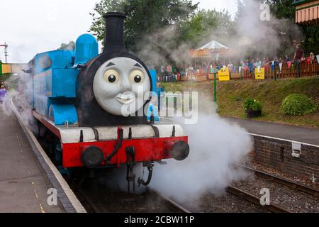 'Thomas the Tank Engine' zieht einen Kinder-Ausflugzug aus Bahnhof von Ropley auf der Mid-Hants Railway (Watercress Line) Während eines „Day Out Wit Stockfoto