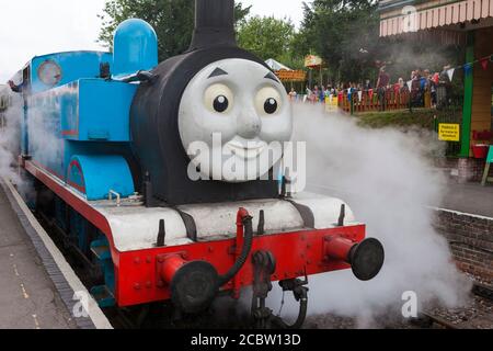 'Thomas the Tank Engine' zieht einen Kinder-Ausflugzug aus Bahnhof von Ropley auf der Mid-Hants Railway (Watercress Line) Während eines „Day Out Wit Stockfoto