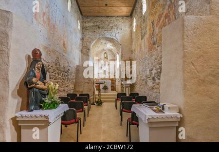 Das Innere der St. Georg Kirche, 10. Jahrhundert, vorromanisch, im Dorf Kostolany pod Tribecom, Nitra Region, Slowakei Stockfoto