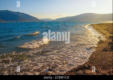 Schöne mediterrane Winterlandschaft. Montenegro, Adria, Kotor Bucht Stockfoto