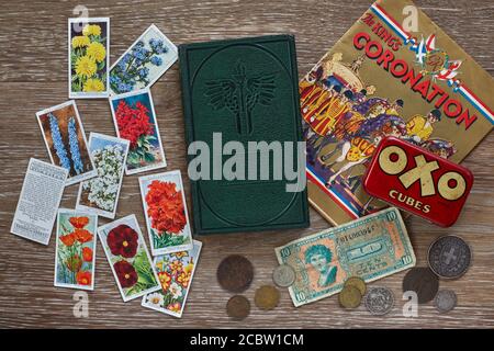 Garden Flowers Zigarettenkarten von Wills mit einer OXO Cubes Dose und Geld aus dem Jahr 1939. Stockfoto
