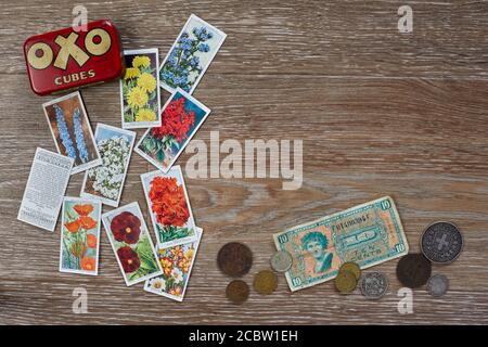 Garden Flowers Zigarettenkarten von Wills mit einer OXO Cubes Dose und Geld aus dem Jahr 1939. Stockfoto