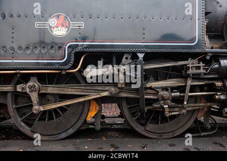 Nahaufnahme der Antriebsräder der Lokomotive Nr. 41312 der Baureihe Ivatt 2MT 2-6-2T. Einer von vier Überlebenden, gesehen auf der Mid-Hants Steam Railway, England, Großbritannien Stockfoto