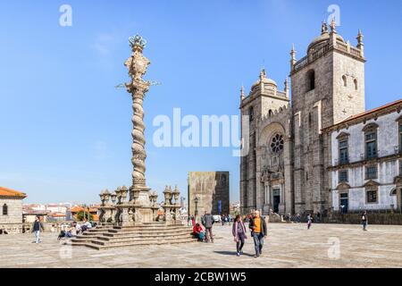 10. März 2020: Porto, Portugal - die Pelourinho oder Pranger von Porto, die auf dem Platz am westlichen Ende der Kathedrale steht. Stockfoto